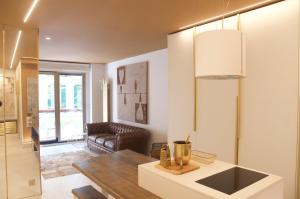 圣塞瓦斯蒂安Boulevard Luxury by Sebastiana Group的客厅配有桌子和沙发