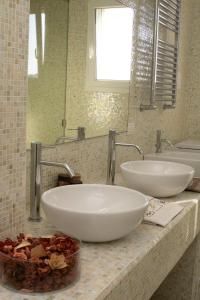 米萨诺阿德里亚蒂科Suite Luxury Seaview的浴室在柜台上配有两个白色水槽