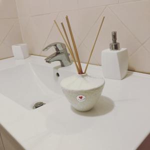 费拉约港The Romantic House的浴室水槽,内有花瓶和竹棍