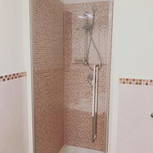 费拉约港The Romantic House的一间带淋浴的浴室,配有瓷砖墙壁