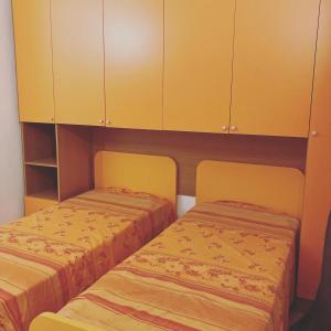 费拉约港The Romantic House的黄色橱柜内的两张床