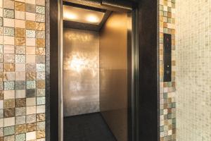 滨松ルグランみしま的瓷砖浴室的金属电梯门