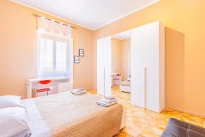 库尼奥Casa Lungogesso的一间卧室设有一张大床和一个窗户。