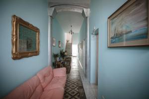 维亚雷焦Villa Valentina Versilia的走廊上配有沙发和墙上的绘画