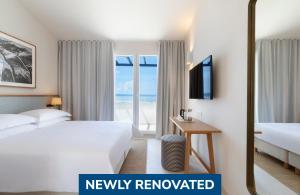 图彻皮Bluesun Holiday Village Afrodita的酒店客房设有一张床,享有海景。