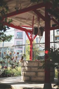 大阪Kamagasaki University of the Arts Cafe Garden Guest House aka Cocoroom的鸟儿坐在亭子下面的亭子