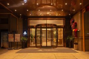 无锡莫林酒店无锡江南大学融创文旅城店的带有旋转门的建筑物入口