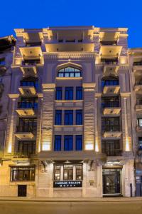 伊斯坦布尔瓦尔达尔宫酒店 - 特殊类别的一座高大的建筑,晚上有灯