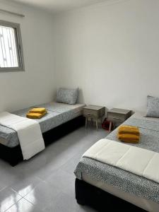 穆罕默迪耶Villa 471 m2 sur la plage的一间设有两张床铺和毛巾的房间