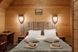 沃罗赫塔Oksamit Resort的一间卧室配有一张带两个枕头的床