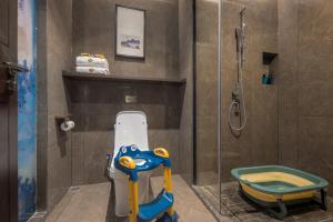 长沙廷泊酒店长沙洋湖中医药大学店的带淋浴、儿童卫生间和玩具的浴室