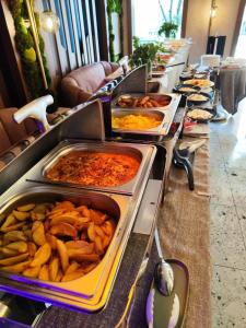 特拉布宗Gloria Suite Hotel的包含多种不同食物的自助餐