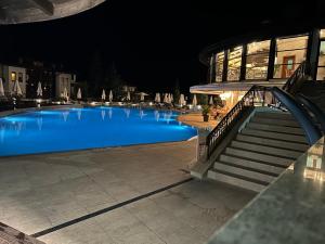索佐波尔Quiet apartment with big terrace in Santa Marina with parking的一座大型蓝色游泳池,旁边设有楼梯