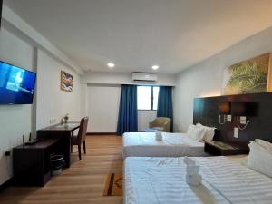 哥打京那巴鲁Ming Greenage Suite 明绿时代套房 @Kota Kinabalu 亚庇市中心的酒店客房配有两张床和一张书桌