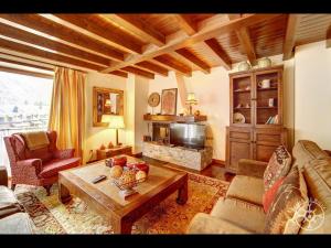 阿蒂斯MULLERES de Alma de Nieve的客厅配有沙发和桌子