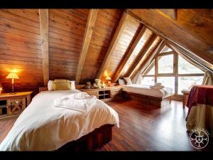 阿蒂斯MULLERES de Alma de Nieve的小木屋内一间卧室,配有两张床