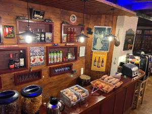 巴涅尔-德吕雄小火车公寓式酒店的酒吧设有供应食品和饮料的吧台