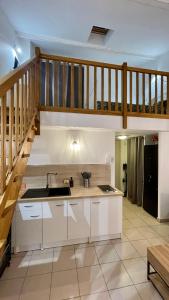 普罗旺斯地区萨隆ADDIS 2的一间厨房,配有白色橱柜和楼梯