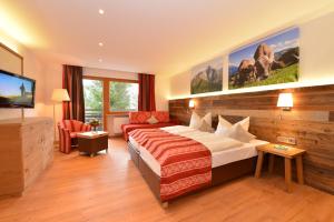 希洛谢克瓦利赛运动酒店的配有一张床和一台平面电视的酒店客房