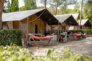 拉科纳Glamping at Elba的一组帐篷,配有吊床