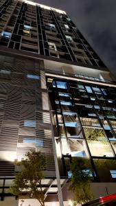 吉隆坡Chambers Suites KLCC by Moonlight的一面有窗户的高楼