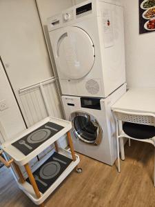 ContraCasa Fery的小厨房配有炉灶和洗衣机。