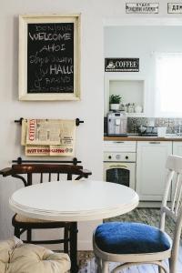 索非亚5号最佳旅舍的厨房配有白色的桌子和两把椅子