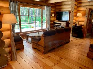 Uulu卡斯普度假屋的小木屋内的客厅配有沙发和电视