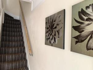 滨海绍森德SILVERDALE HOUSE的楼梯,墙上有两幅画,楼梯间