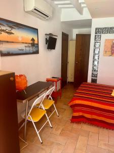 里奥马里纳Studio Rio Marina sul mare AC的客房设有一张床、一张桌子和一张桌子。