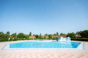 法扎纳Glamping Istrië的度假村内的大型游泳池