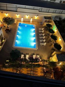 马达巴莎乐美酒店的享有带桌椅的游泳池的顶部景致