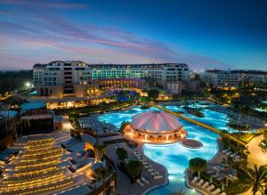 贝莱克卡亚宫高尔夫度假酒店的设有一个夜间大型游泳池的度假村