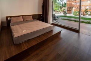 波来古市Homestay Papa garden的卧室铺有木地板,配有一张床