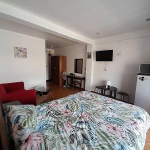 芭堤雅市中心Niran Grand Ville A4F的一间卧室配有一张带彩色床罩的床