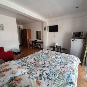 芭堤雅市中心Niran Grand Ville A4F的一间卧室配有一张床上的鲜花毯子