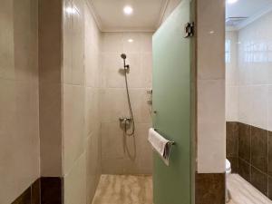 库塔伊斯坦纳拉玛大酒店的带淋浴的浴室和绿门