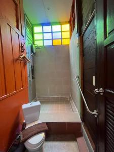 大城tamarind guesthouse的一间带卫生间和淋浴及窗户的浴室