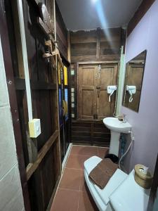 大城tamarind guesthouse的一间带卫生间和水槽的浴室