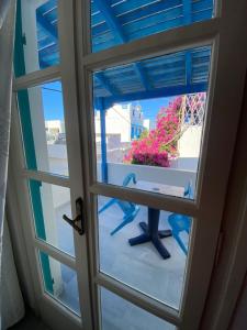 纳克索乔拉Asiminas的开放式门,享有窗户的景色