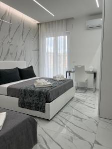 卡塞塔White Elegance Luxury B&B Caserta的一间卧室设有一张床和大理石墙