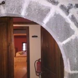 Áno RavéniaYono's Traditional House的享有带门的房间和一间卧室的景色