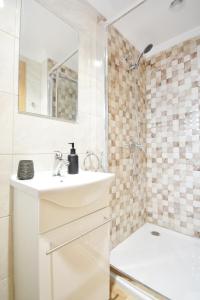 庞特维德拉Casa con jardín en Pontevedra的白色的浴室设有水槽和淋浴。