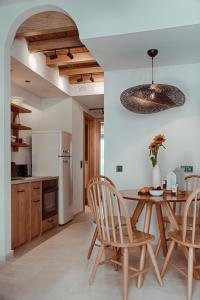 阿菲托斯Om Living Afitos的厨房配有桌椅和冰箱。