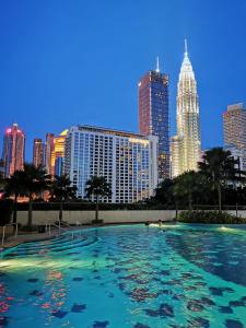 吉隆坡Comfy+ by ARH KLCC的一座城市天际线的游泳池