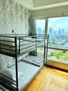 吉隆坡Comfy+ by ARH KLCC的带大窗户的客房内的两张双层床