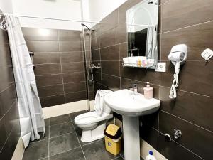 培拉特Kristian apartments的一间带水槽、卫生间和镜子的浴室