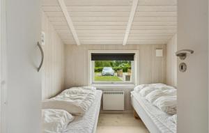 斯波斯比约Pet Friendly Home In Rudkbing With Sauna的小型客房 - 带2张床和窗户