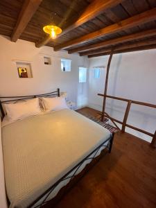 米克诺斯城Rizes Mykonos - Folklore Farmstead的卧室配有一张床