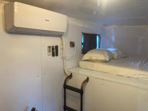 皮雷诺波利斯Salamandra trailerhome的小房间,带拖车床